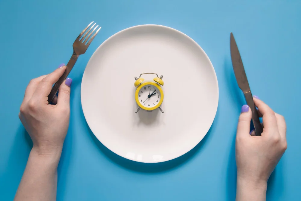 Aralıklı Oruç (Intermittent Fasting) Rehberi: Sağlıklı mı, Zayıflatır mı, Nasıl Yapılır? (16:8, 14:10, 18:6)